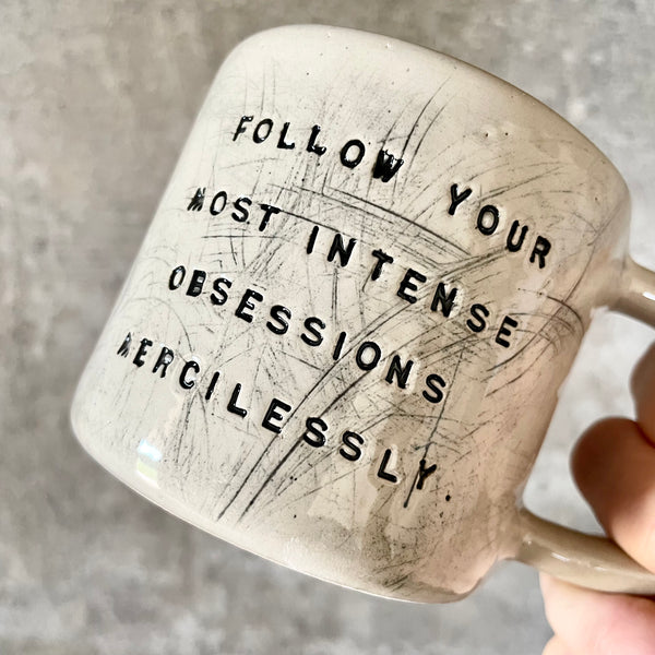 Keramikinis puodelis su Kafkos citata