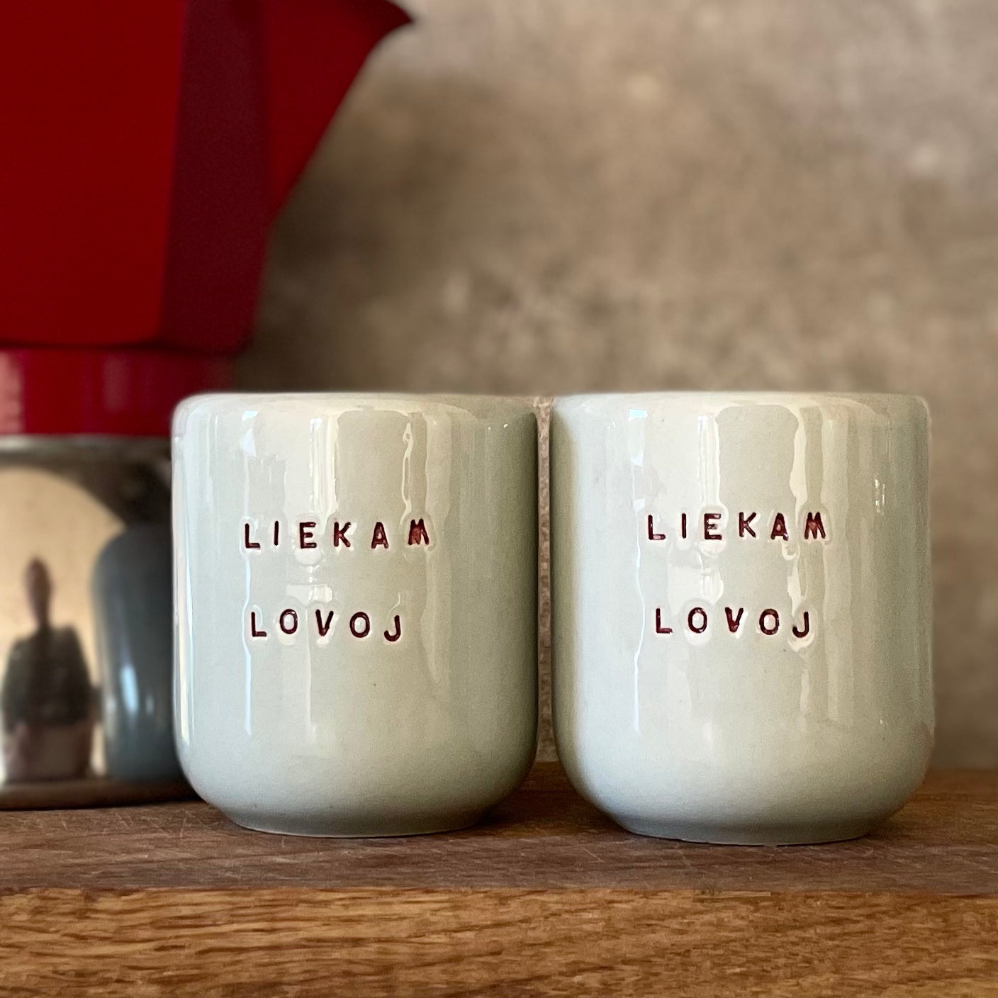 Rankų darbo puodeliai Liekam lovoj | Red Tuxedo Ceramics