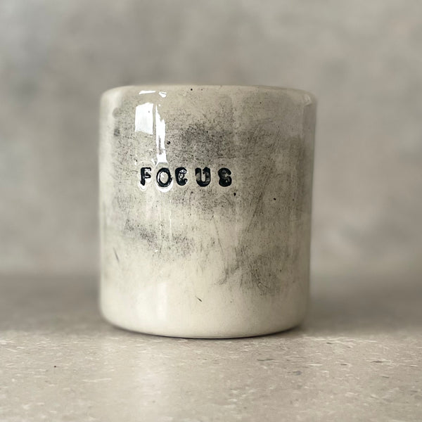 Puodelis su žodžiu "Focus"