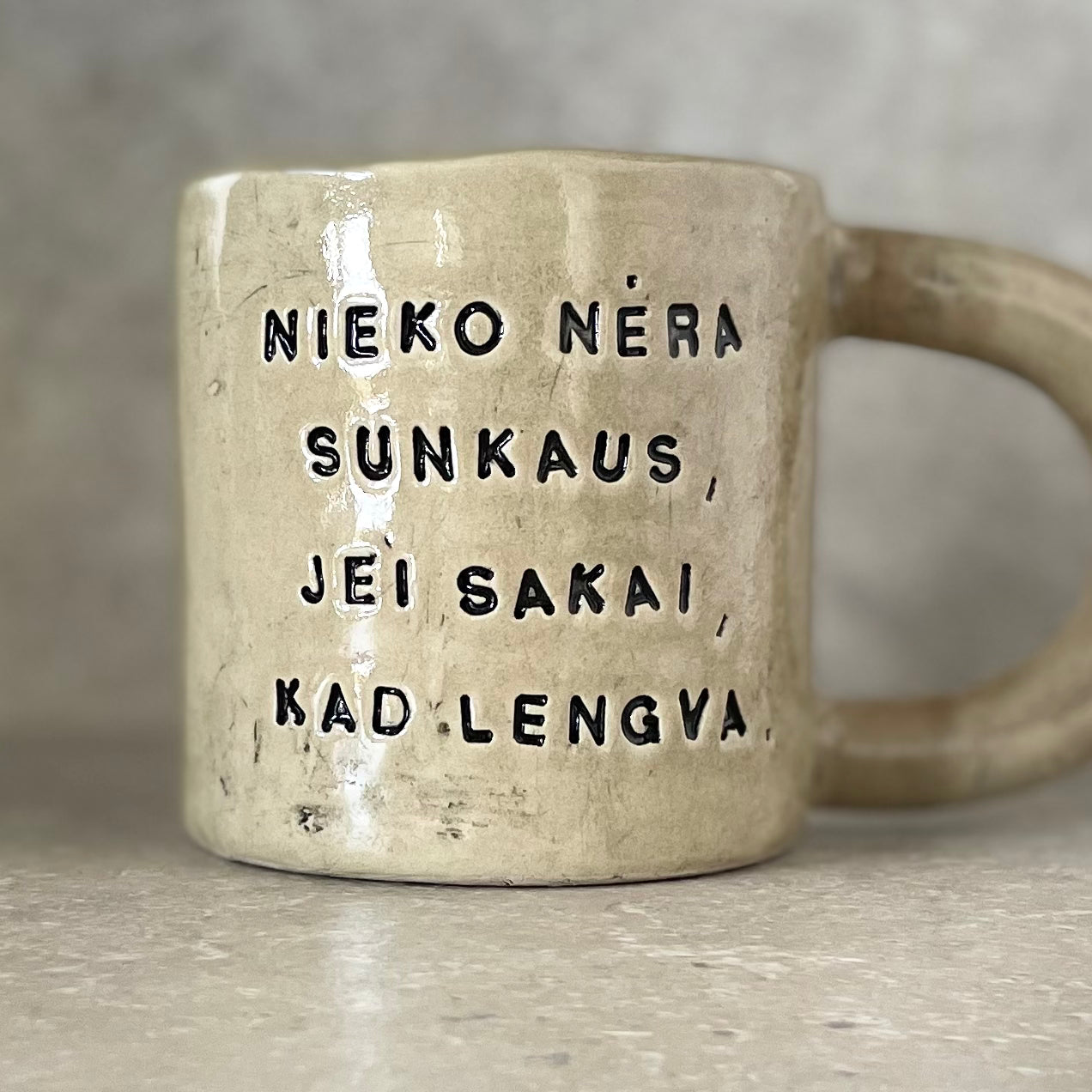 Rankų darbo puodelis su užrašu