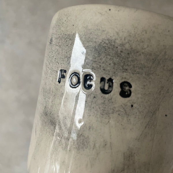 Puodelis su žodžiu "Focus"