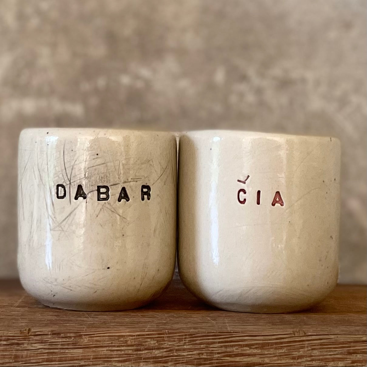 Du maži puodeliai DABAR ir ČIA