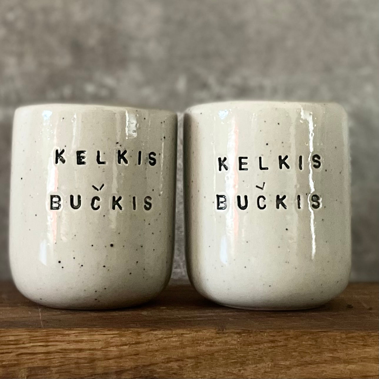 Du maži taškuoti puodeliai 