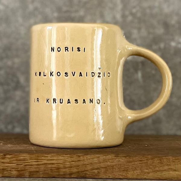 Geltonas puodelis su linksmu užrašu