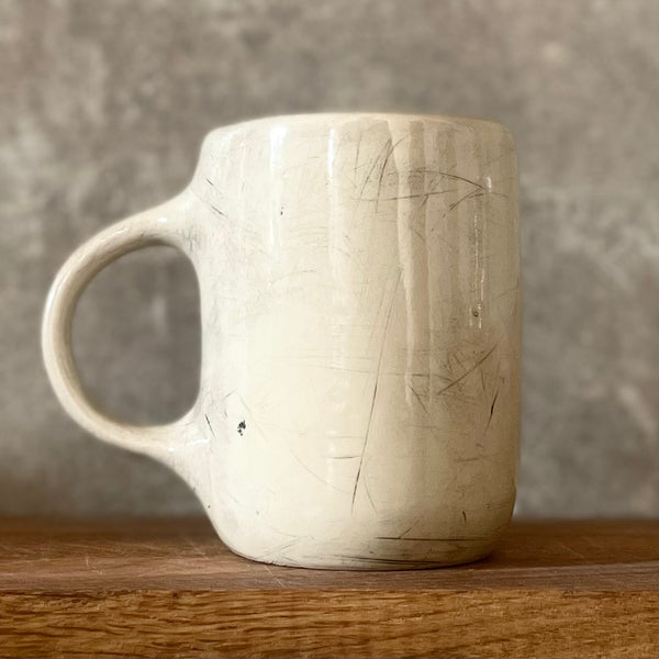 Baltas didesnis puodelis apie darbą - dar vienas