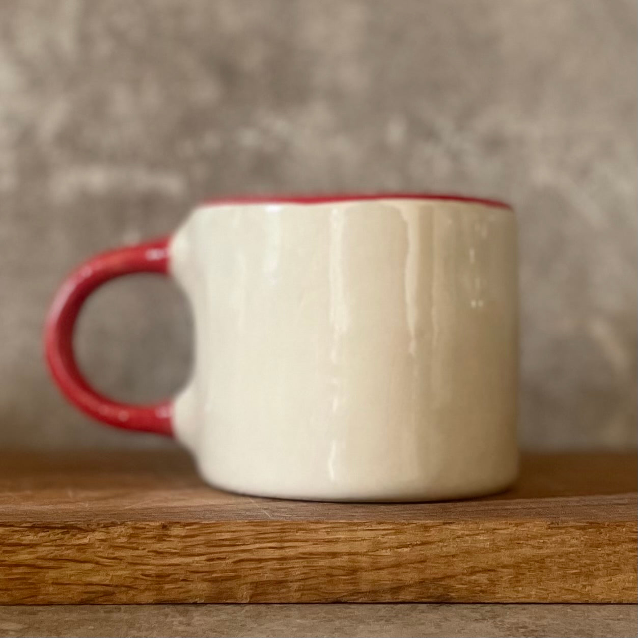 Puodelis su raudona rankena SKANIOS KAVELĖS