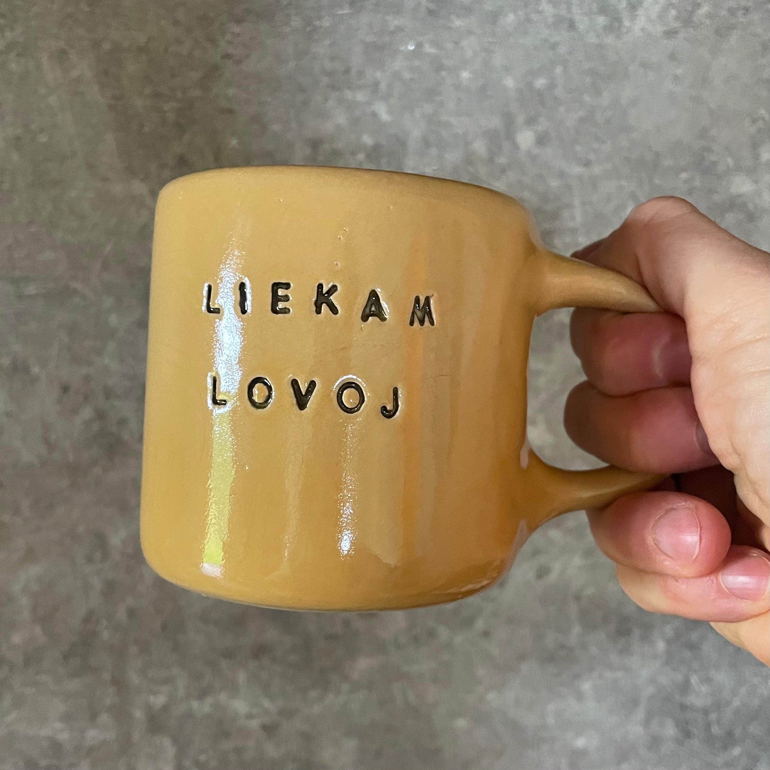 Geltonas puodelis LIEKAM LOVOJ