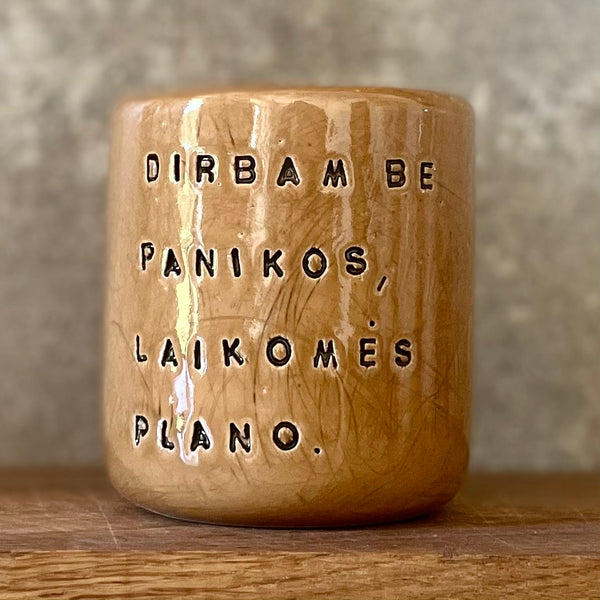 Karamelinis puodelis be rankenos apie darbą ir planavimą