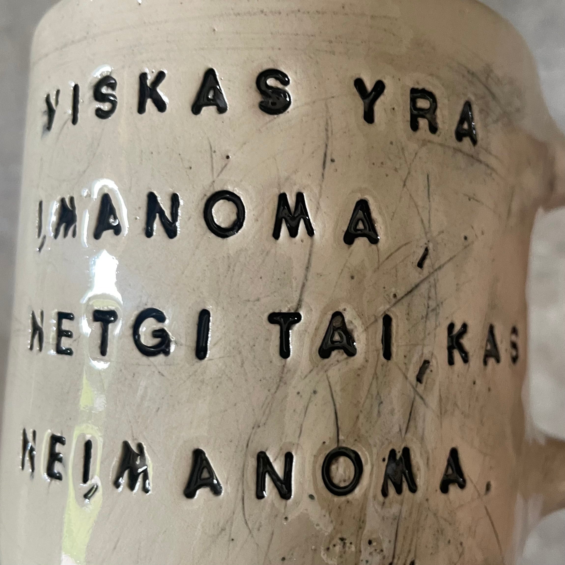 Baltas puodelis su citata