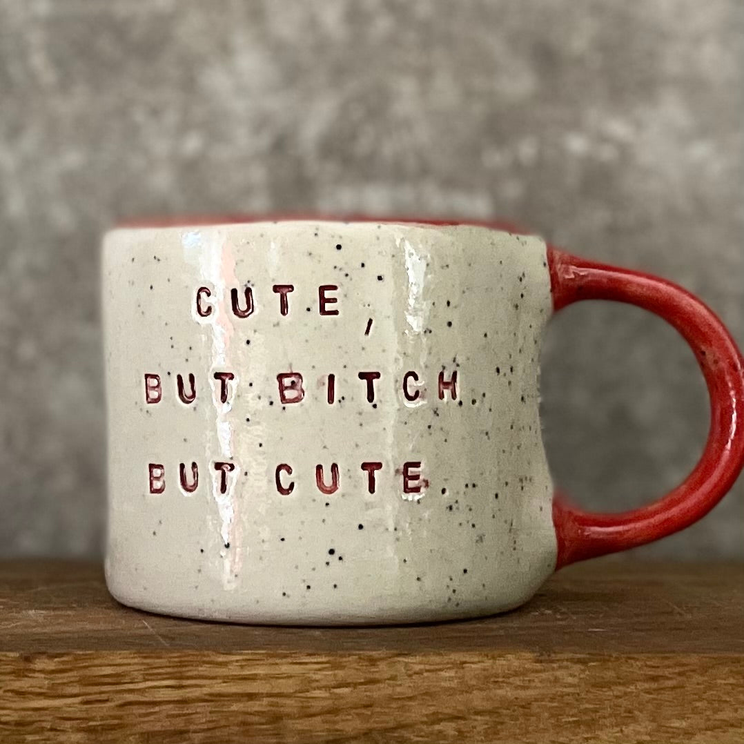 Puodelis su raudona rankena CUTE