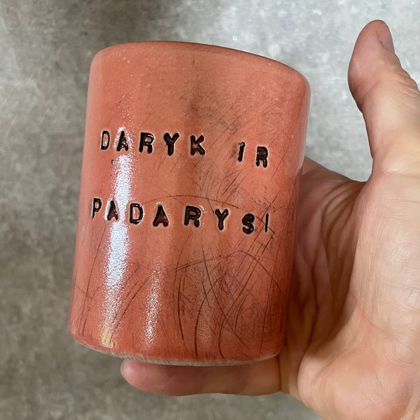 Raudonas puodelis DARYK IR PADARYSI