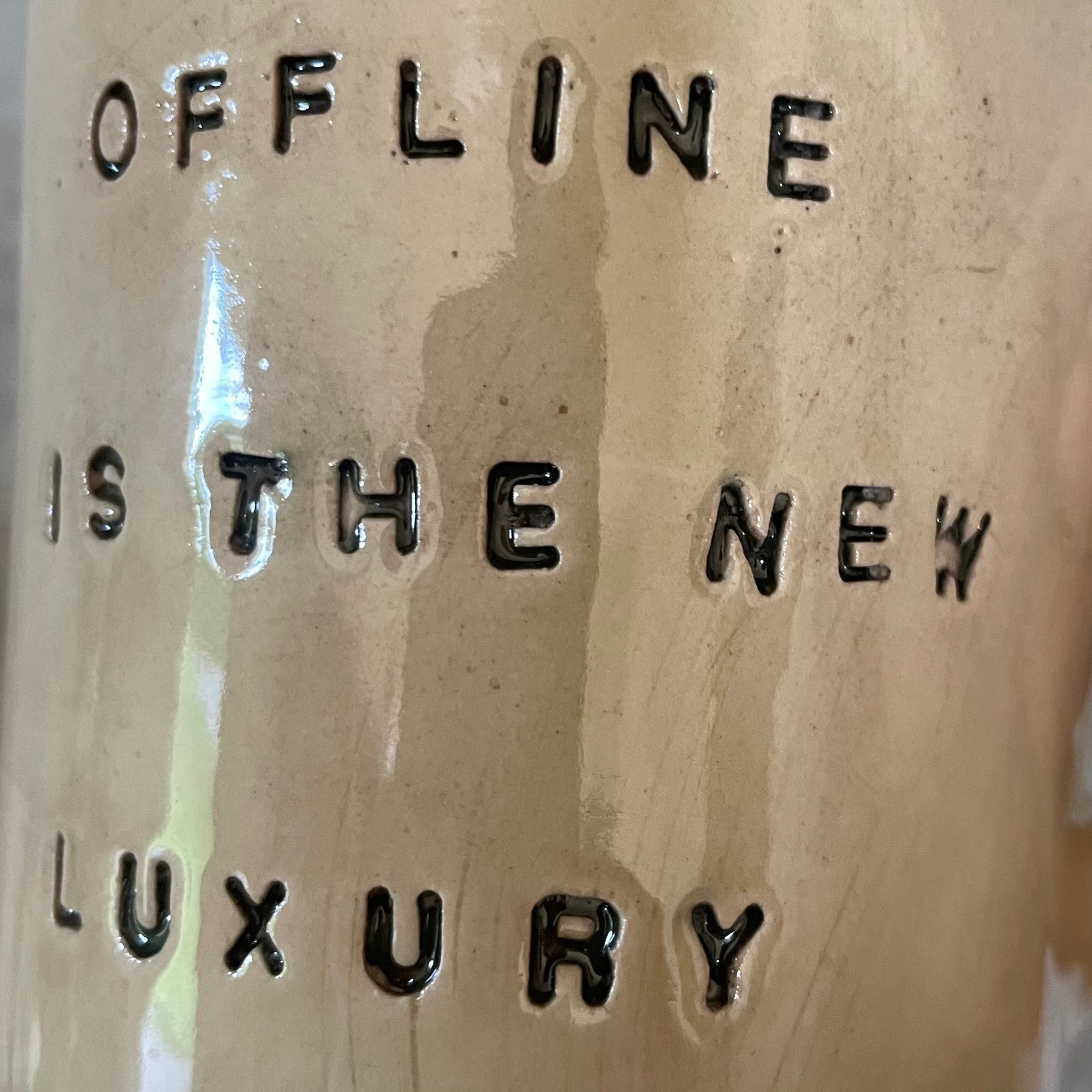 Rusvas puodelis OFFLINE IS LUXURY