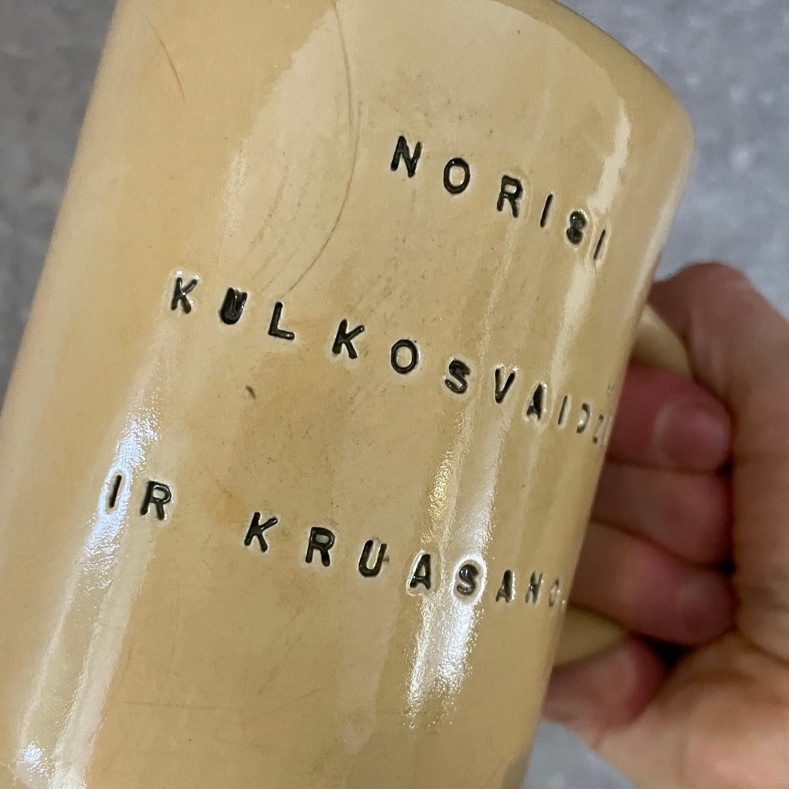 Geltonas puodelis su linksmu užrašu