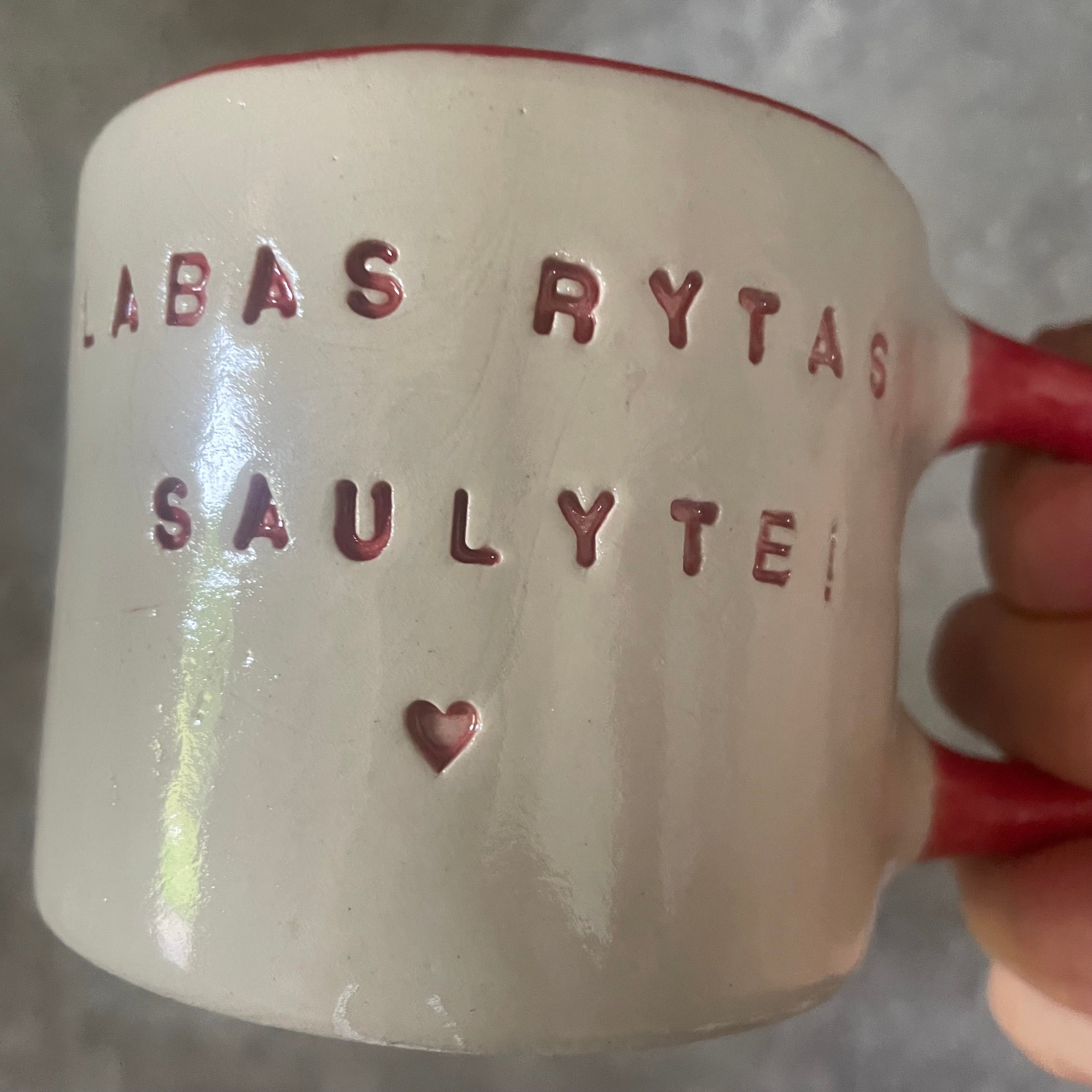 Puodelis su raudona rankena LABAS RYTAS, SAULYTE! ♥️