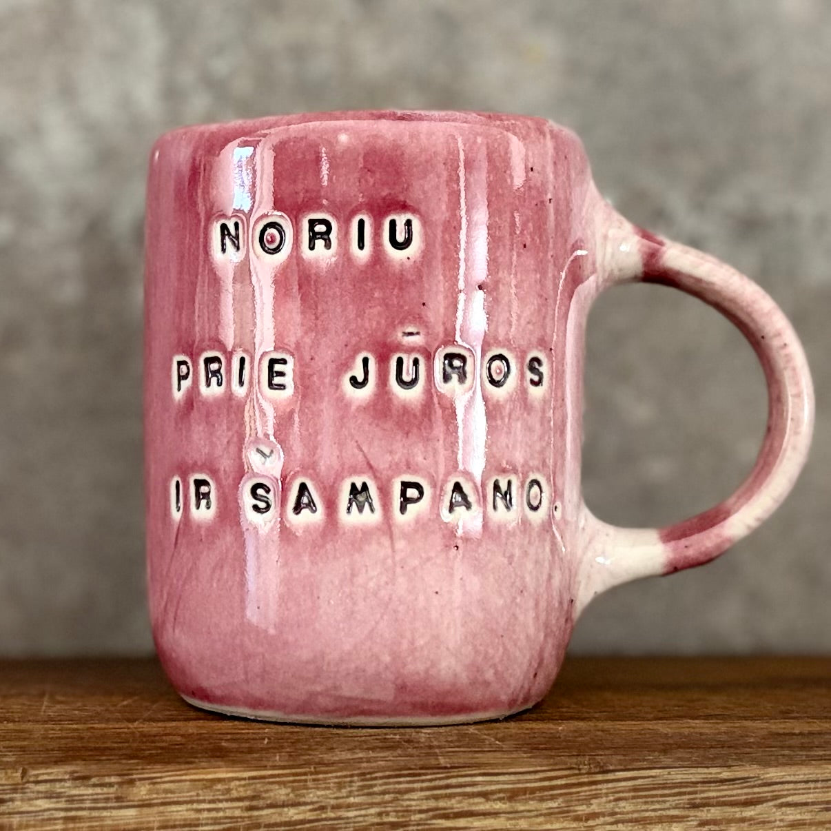 Mug NORIU ŠAMPANO in weird pink