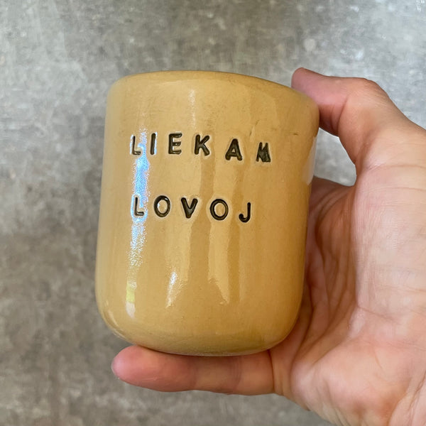 Geltonas puodelis "LIEKAM LOVOJ" 150 ml