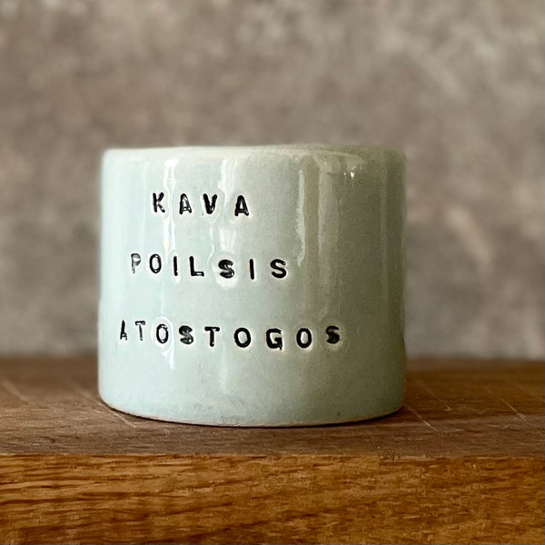 Mažas melsvas puodelis apie atostogas