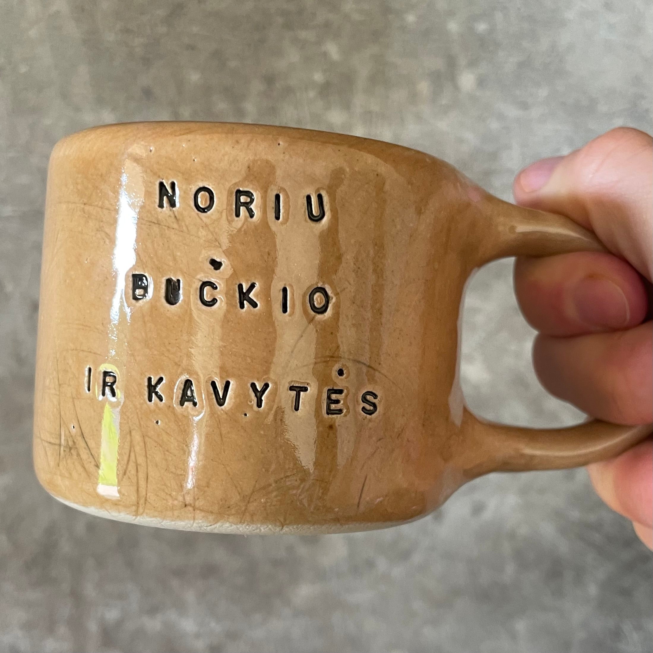 Puodelis su meiliu prašymu