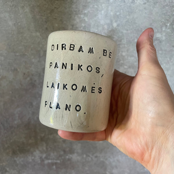 Baltas puodelis be rankenos apie darbą