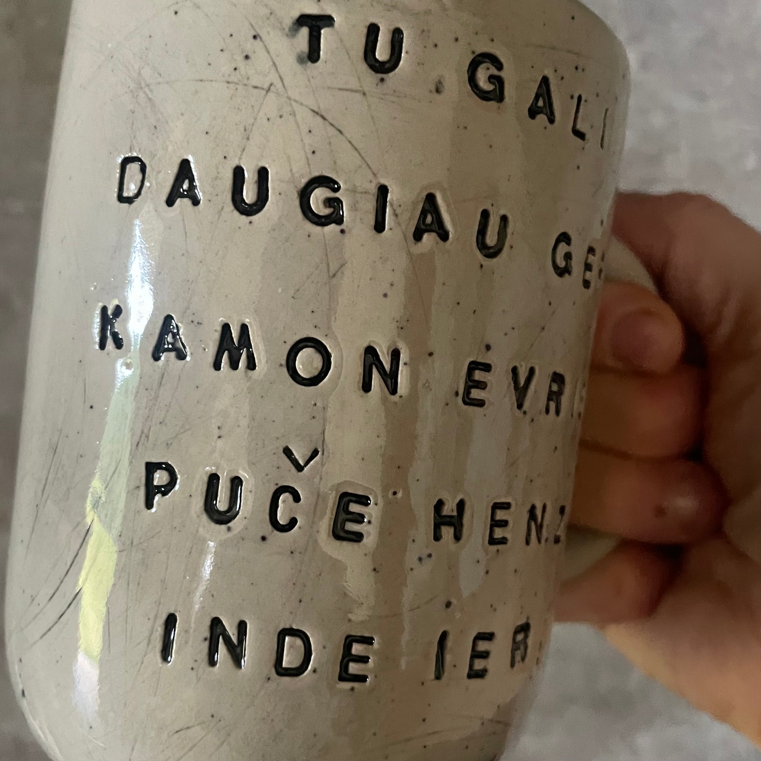 Puodelis su smagiu užrašu