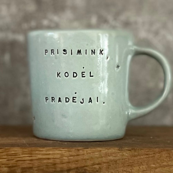 Melsvas puodelis su užrašu PRISIMINK, KODĖL PRADĖJAI