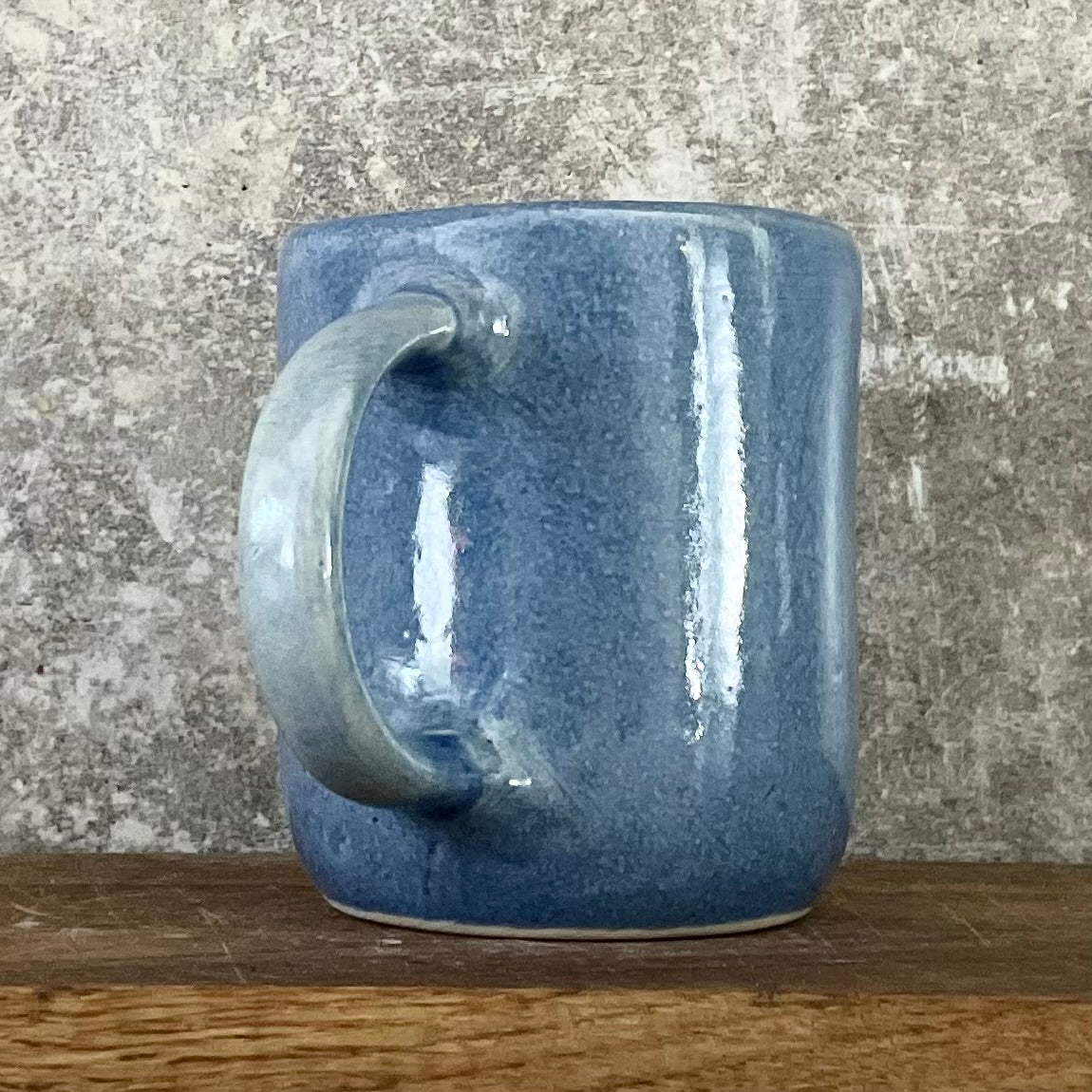 Mėlynas didesnis puodelis su linksmu užrašu