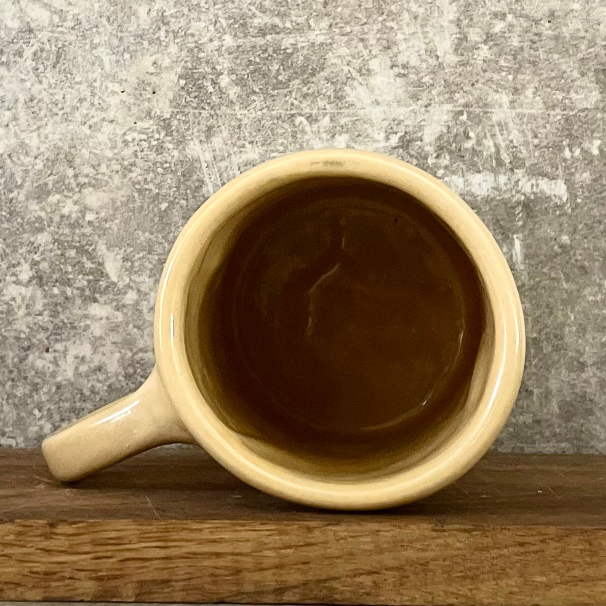 Geltonas puodelis su linksmu užrašu