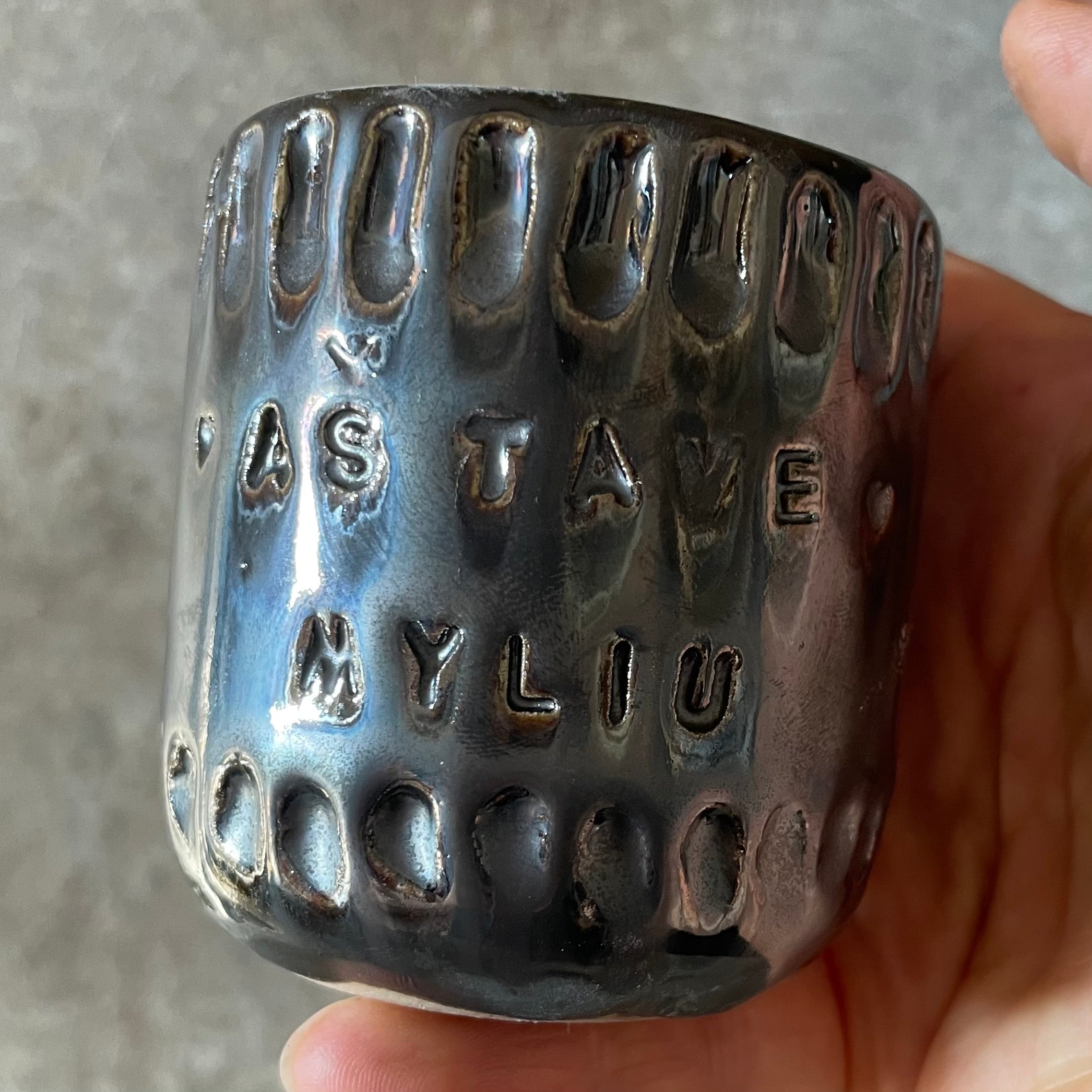 Labai mažas tamsus puodelis AS TAVE MYLIU