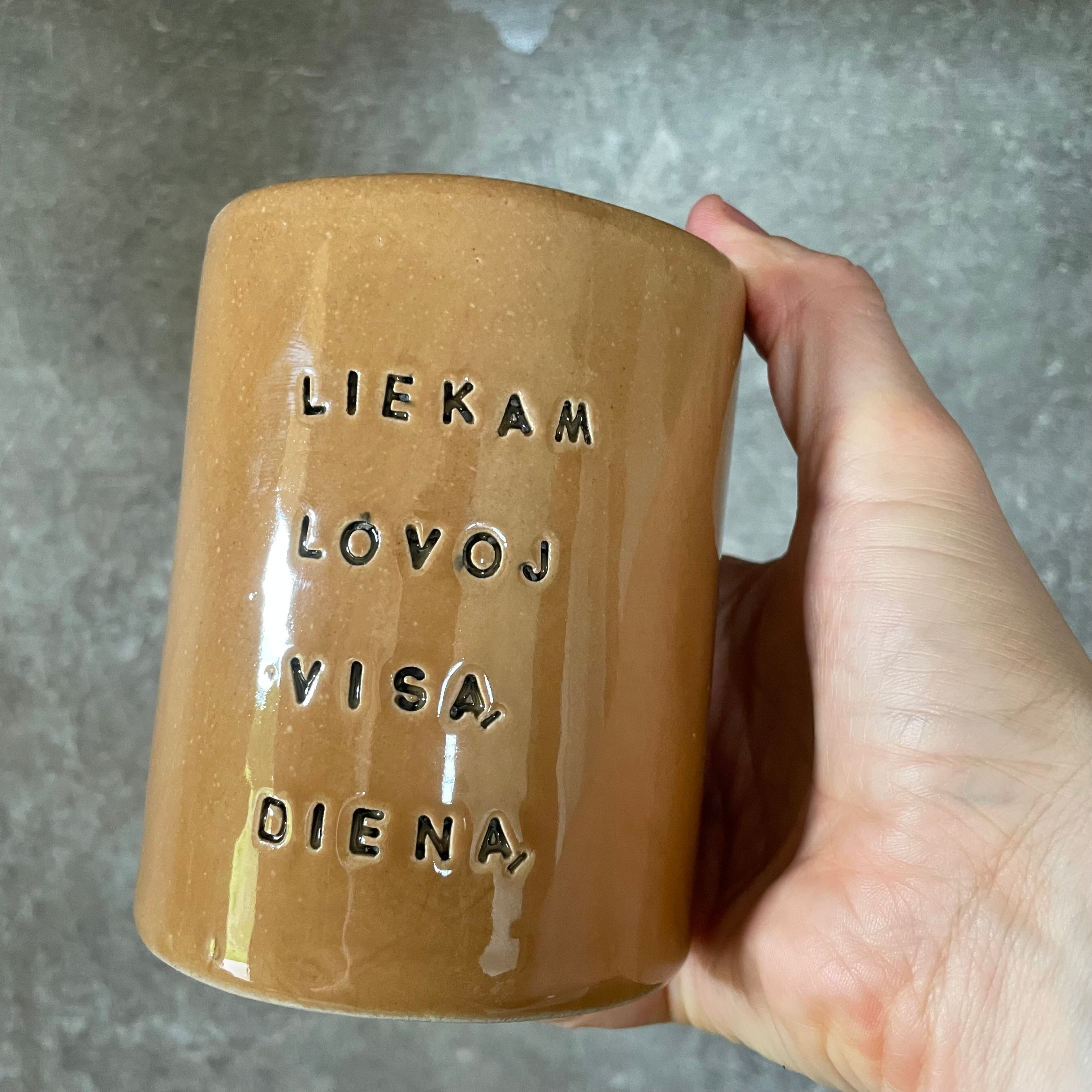 Du dideli meilūs karameliniai puodeliai