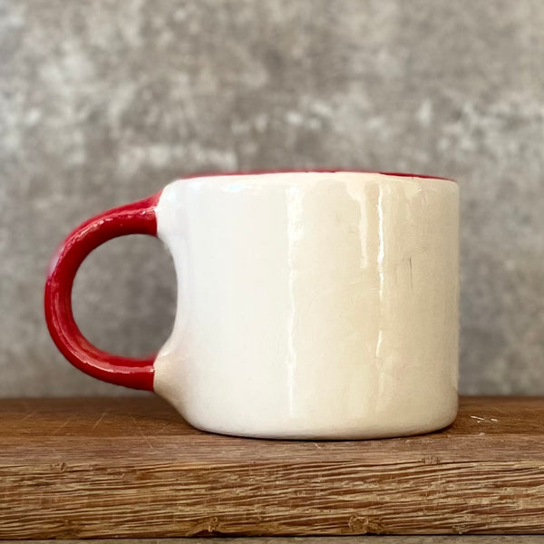 Puodelis su raudona rankena KAVYTĖ SU MEILE