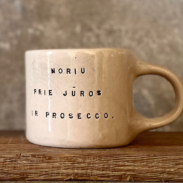 Puodelis su užrašu apie Prosecco