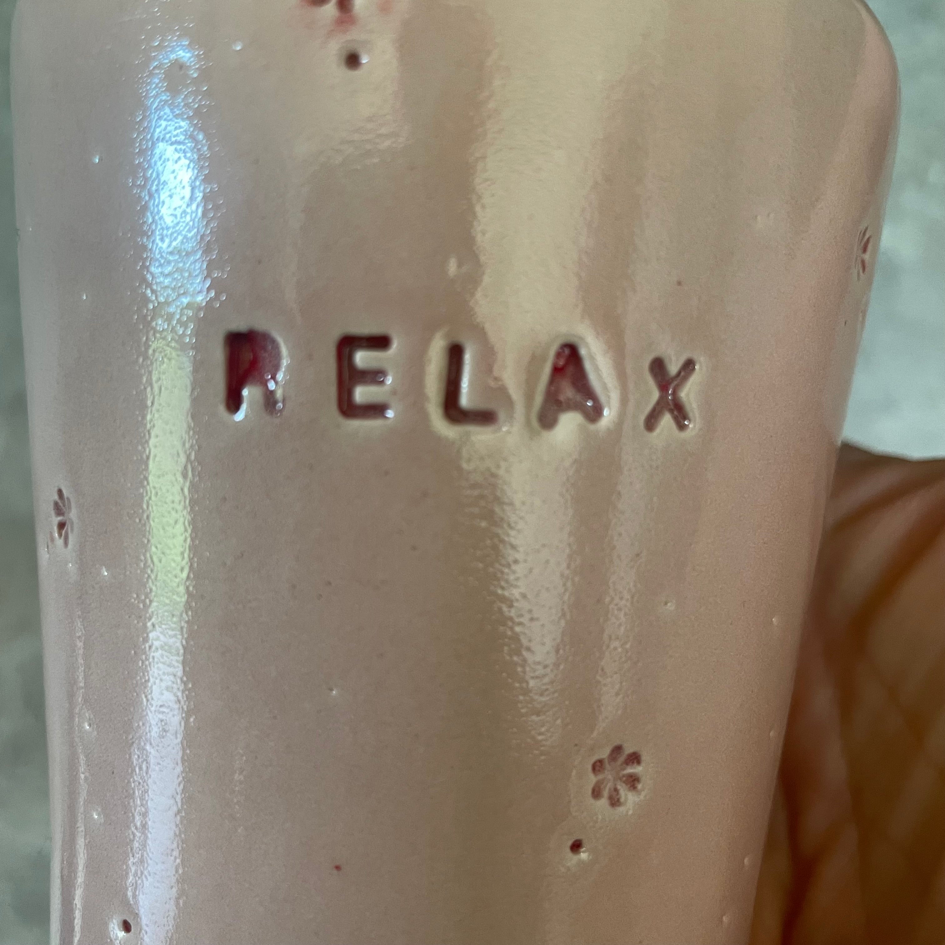 Rausvas puodelis RELAX su gėlytėmis