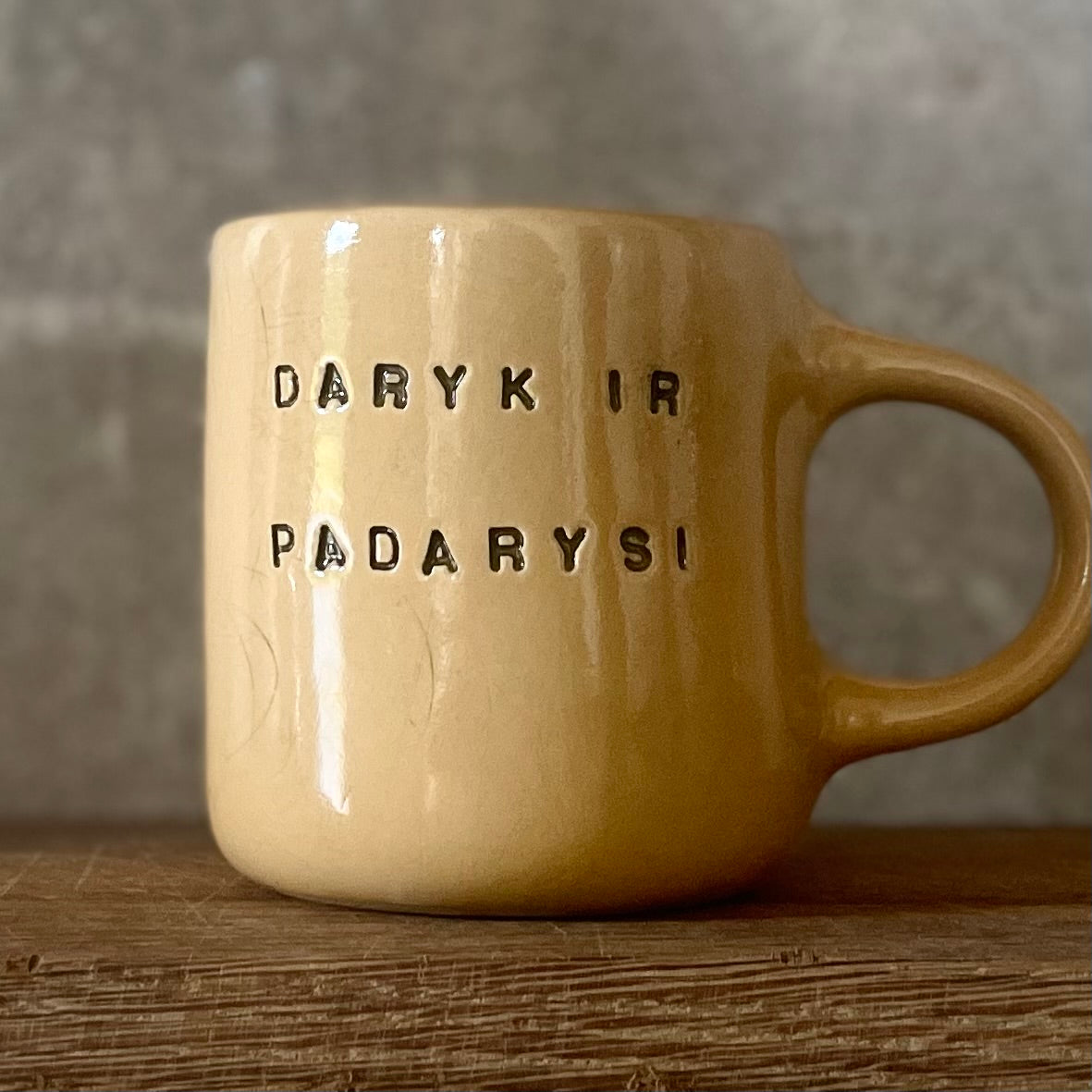Geltonas puodelis DARYK IR PADARYSI