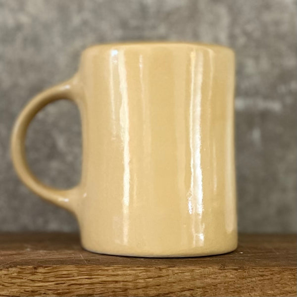 Gelsvas linksmas puodelis