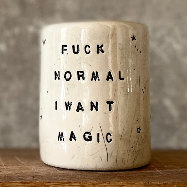 Puodelis su magišku užrašu