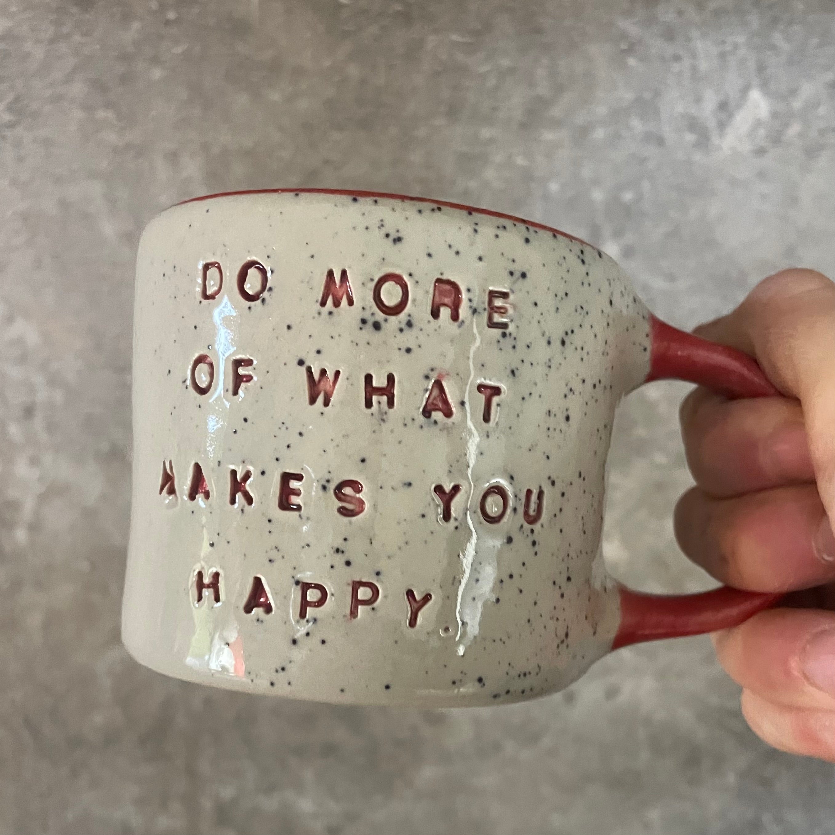 Puodelis su raudona rankena DO MORE