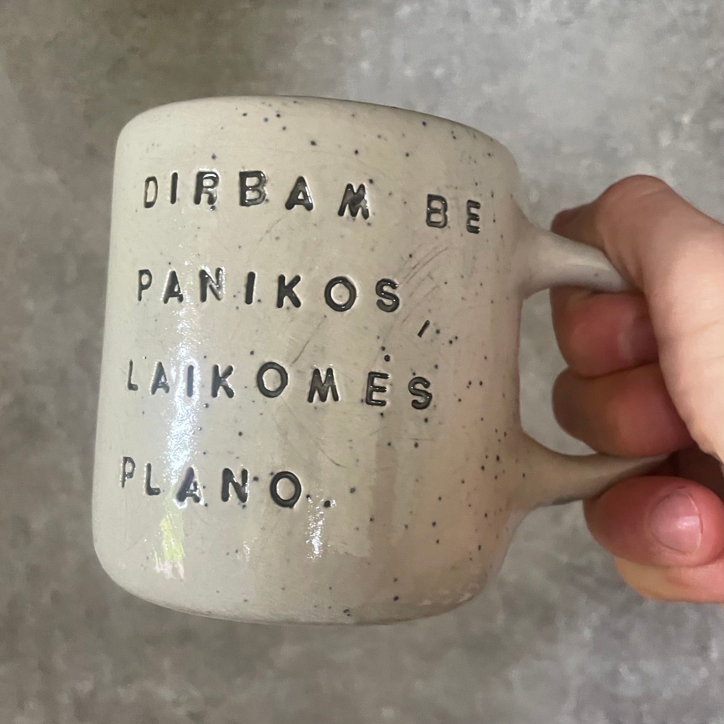 Taškuotas vidutinis puodelis apie darbą