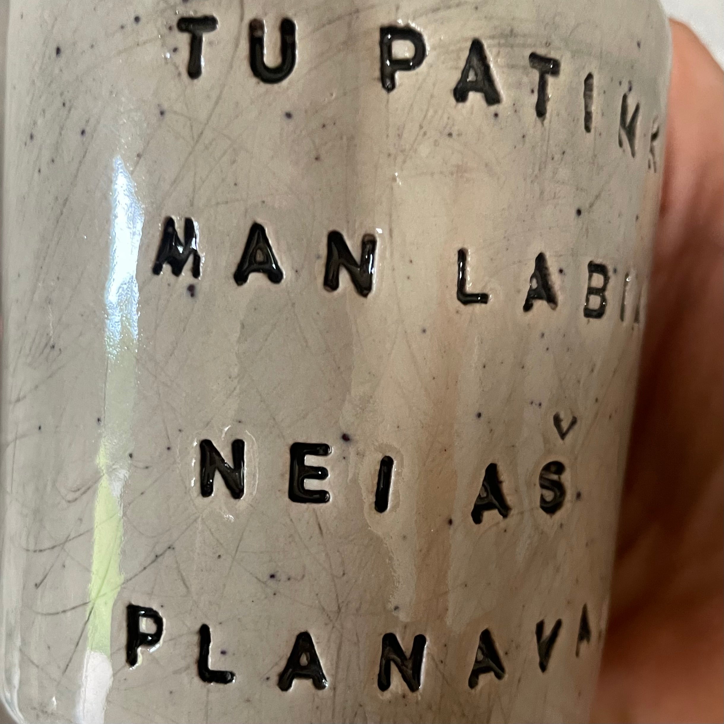 Meilus taškuotas puodelis