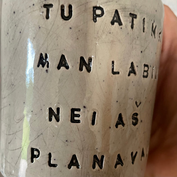 Meilus taškuotas puodelis