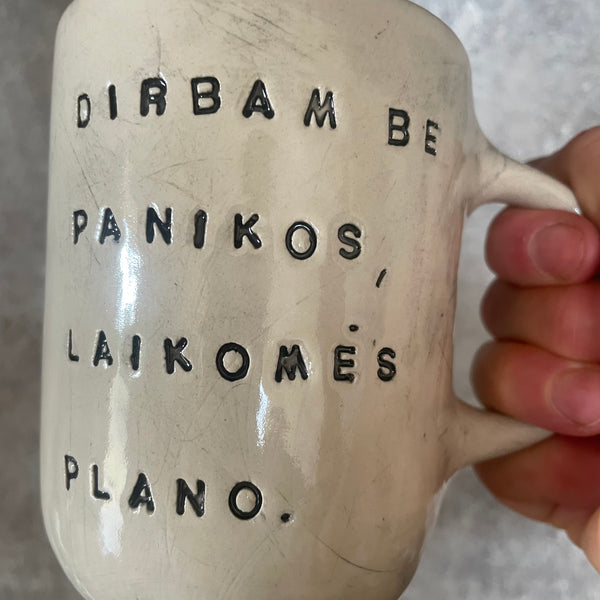 Baltas didesnis puodelis apie darbą