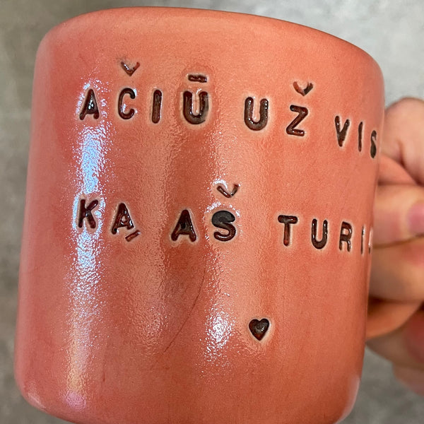 Puodelis su dėkingumo žodžiais