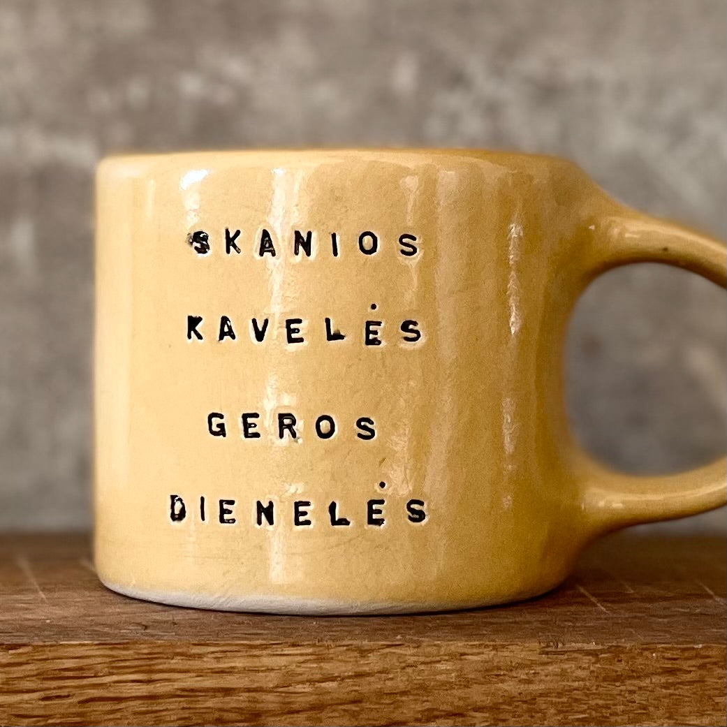 Puodelis su gerais palinkėjimais
