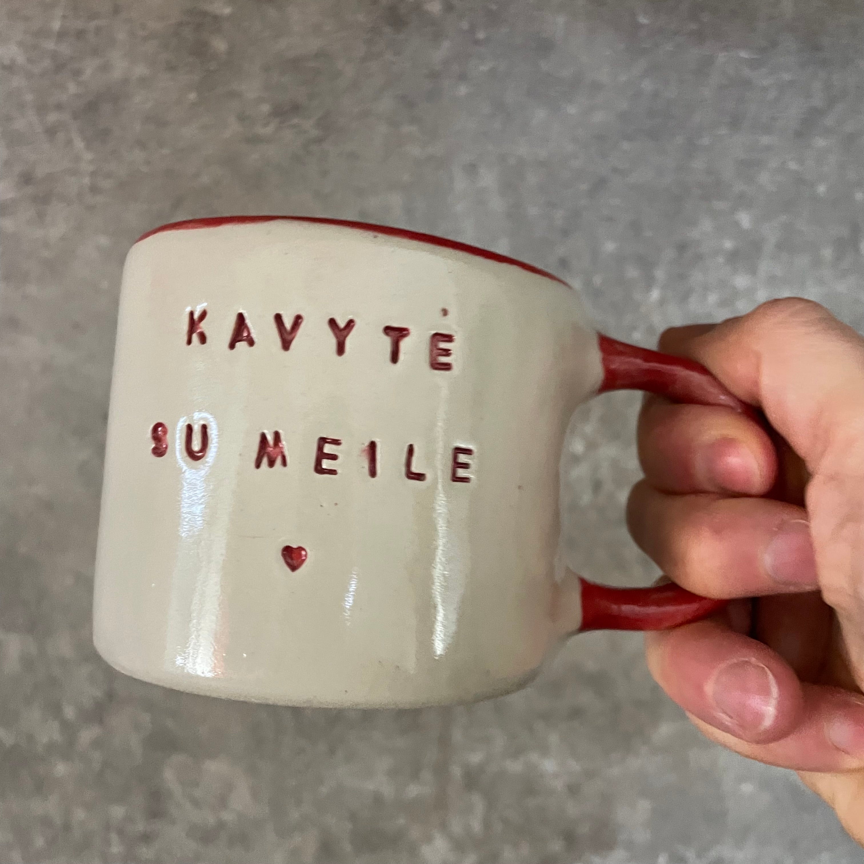 Puodelis su raudona rankena KAVYTĖ SU MEILE