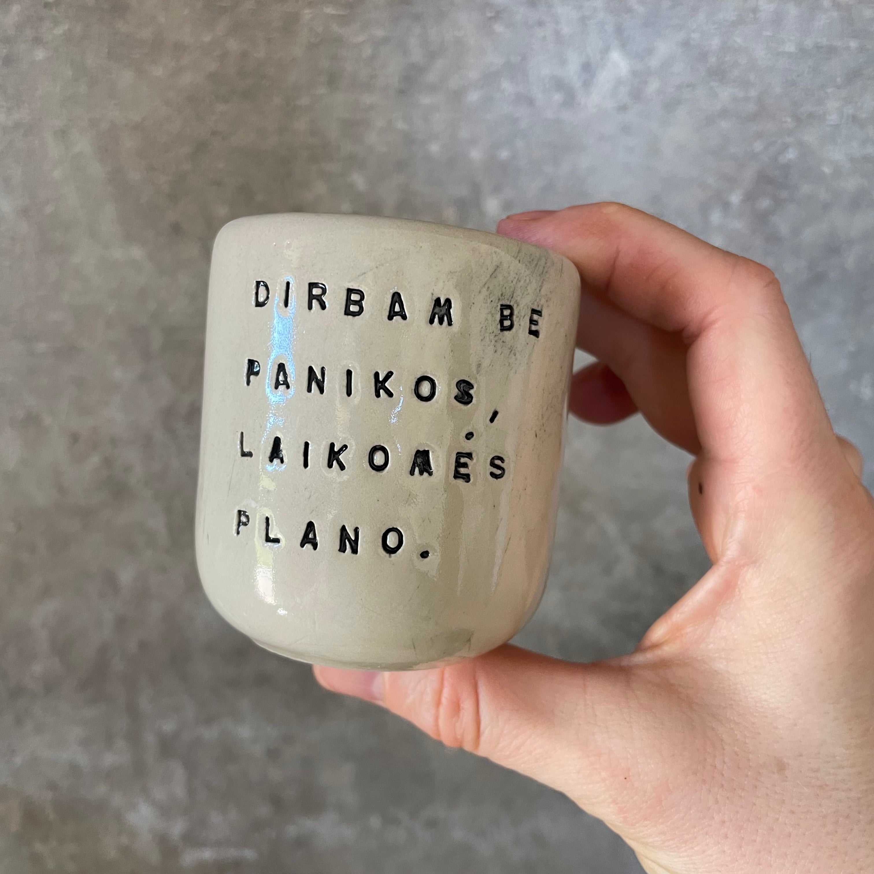 Mažiukai espresso puodeliai su tekstu apie darbą