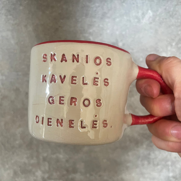 Puodelis su raudona rankena SKANIOS KAVELĖS