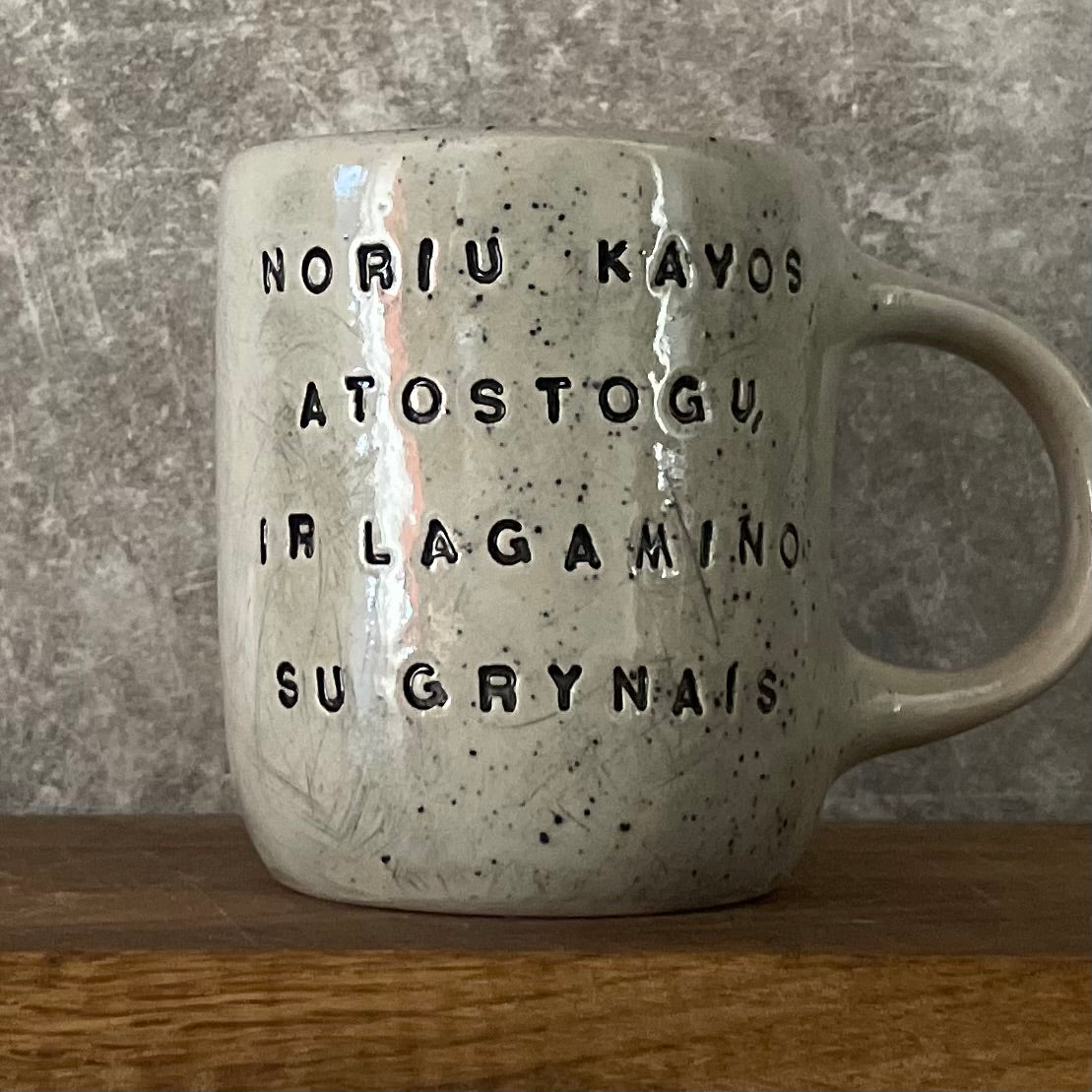 Speckled coffee mug with funny saying in Lithuanian