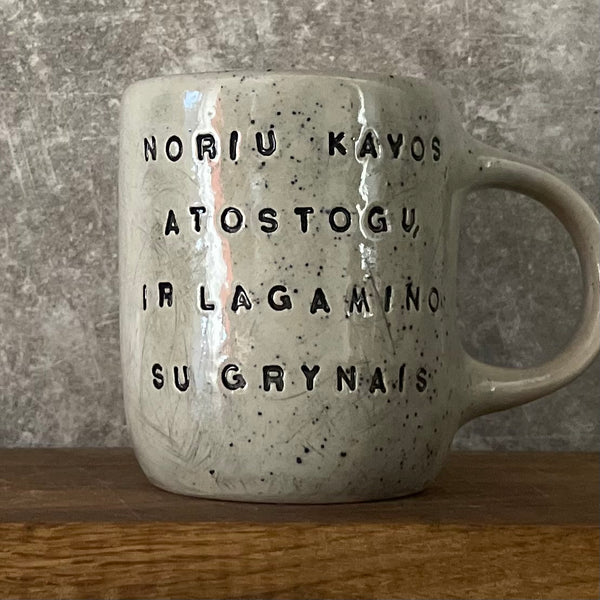Speckled coffee mug with funny saying in Lithuanian