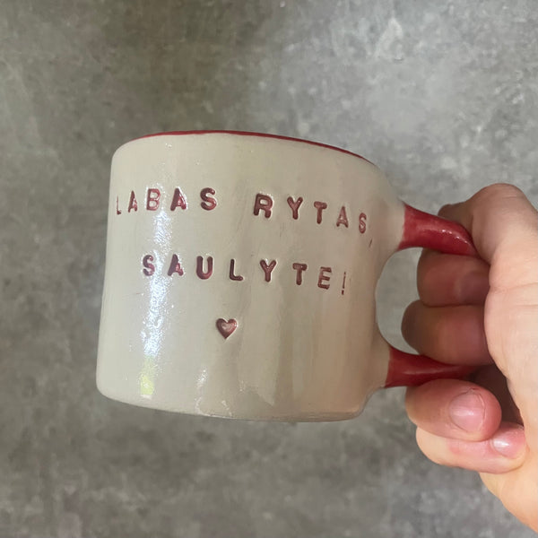 Puodelis su raudona rankena LABAS RYTAS, SAULYTE! ♥️