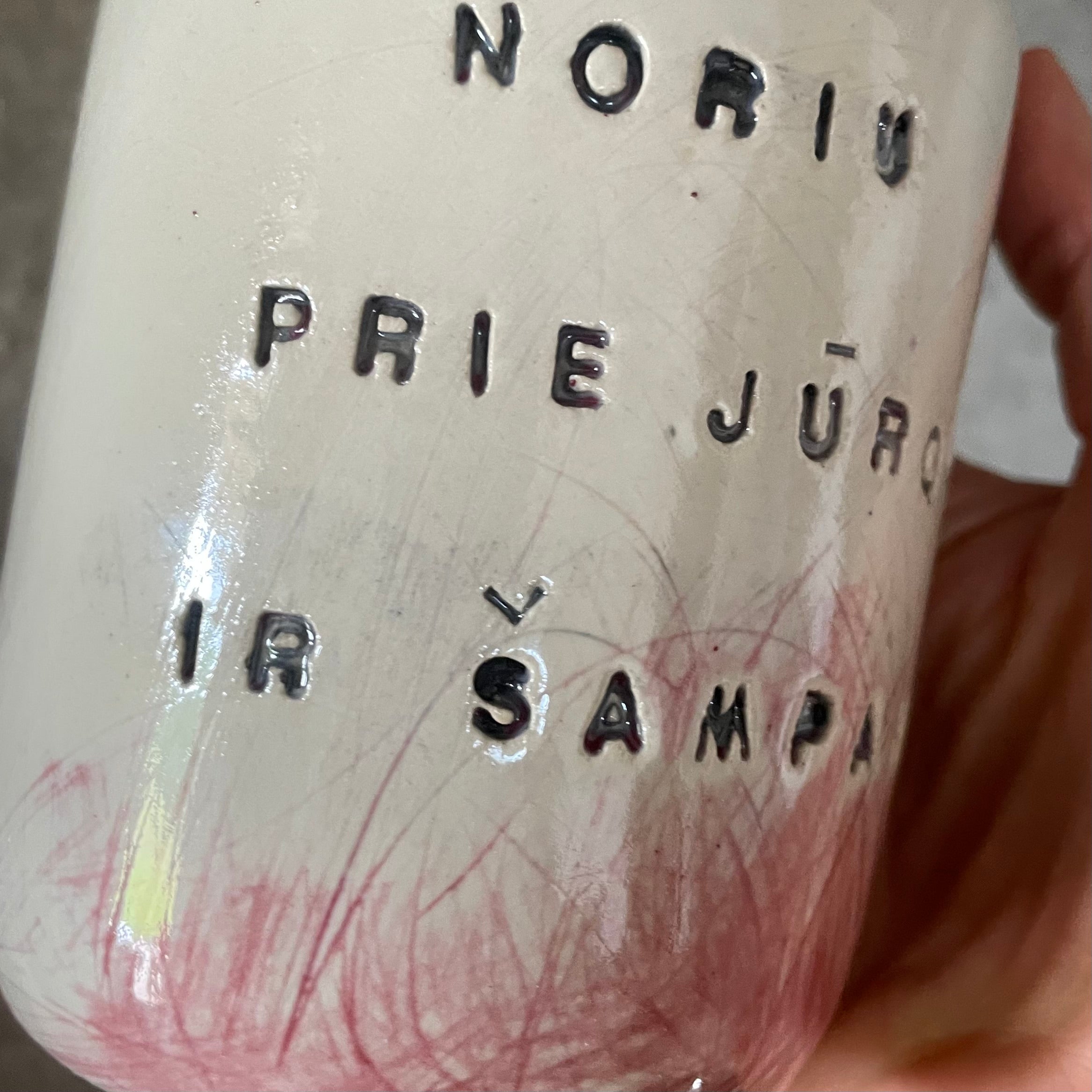 Netolygiai rožinis puodelis apie šampaną