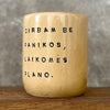 Geltonas didelis puodelis be rankenos su užrašu